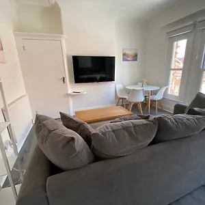  Apartment Lovely 2 Bedroom Near - The Lookout United Kingdom